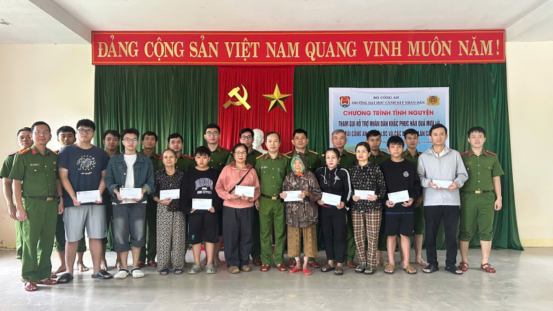 Trường Đại học Cảnh sát nhân dân chung tay cùng nhân dân vùng lũ Đà Nẵng -0