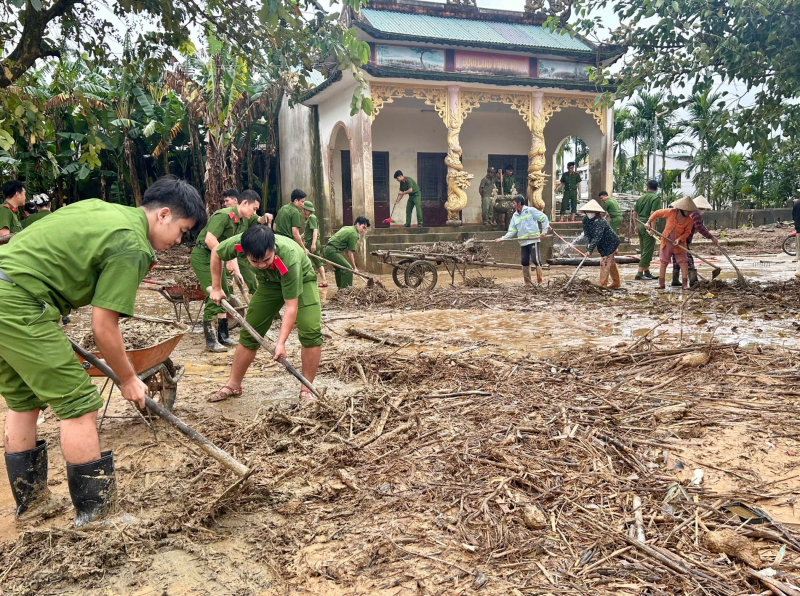 Trường Đại học Cảnh sát nhân dân chung tay cùng nhân dân vùng lũ Đà Nẵng -0