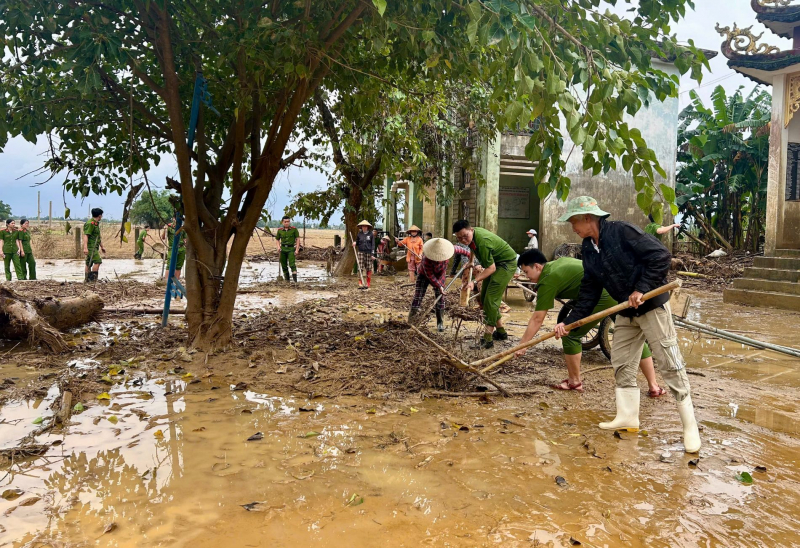 Trường Đại học Cảnh sát nhân dân chung tay cùng nhân dân vùng lũ Đà Nẵng -2