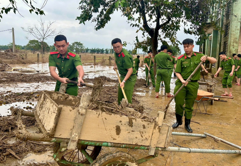 Trường Đại học Cảnh sát nhân dân chung tay cùng nhân dân vùng lũ Đà Nẵng -3