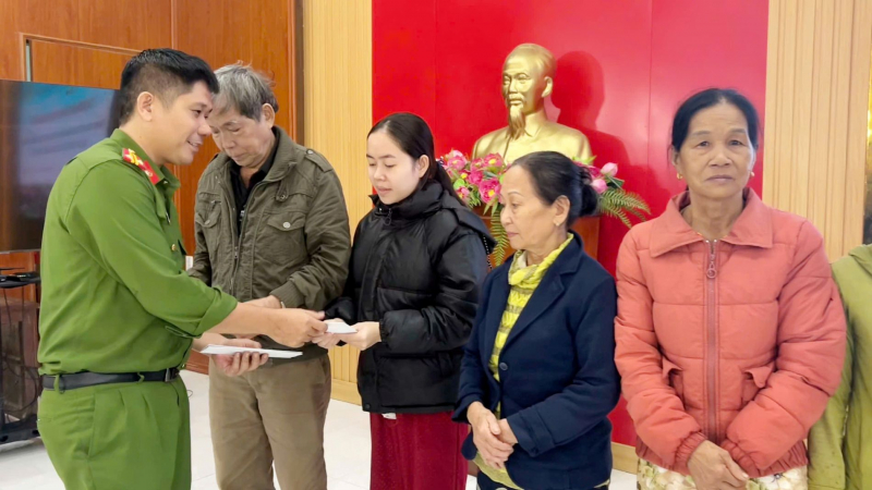 Trường Đại học Cảnh sát nhân dân chung tay cùng nhân dân vùng lũ Đà Nẵng -1