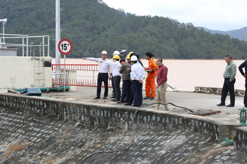 람동 수력발전소는 저수지 운영 절차를 엄격히 준수해야 합니다.