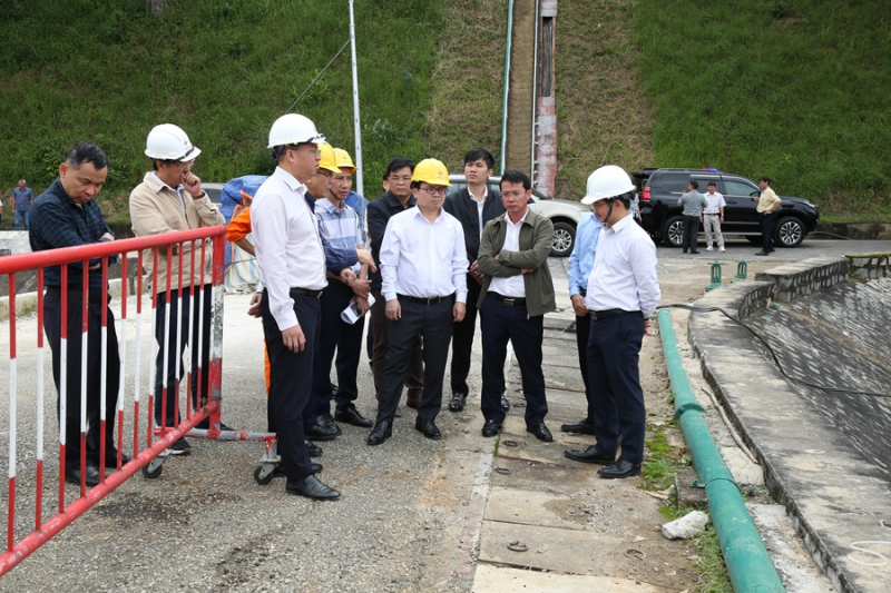 람동 수력발전소는 저수지 운영 절차를 엄격히 준수해야 합니다.