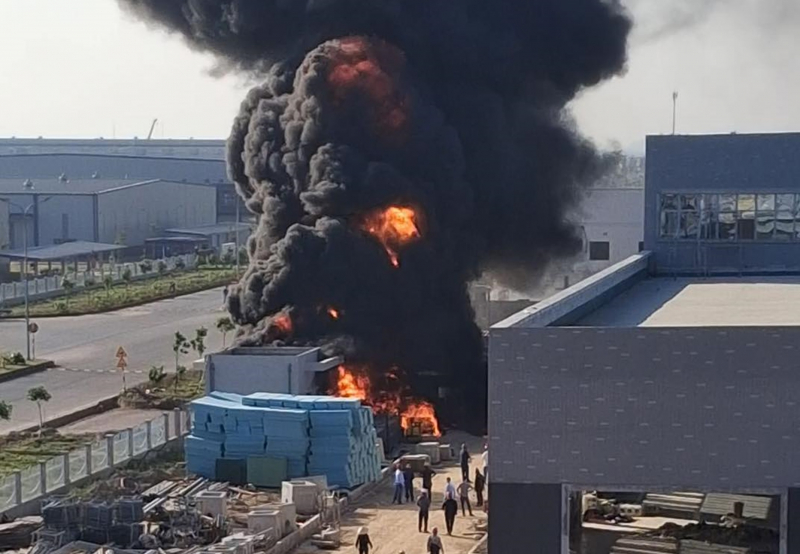 A polícia extinguiu rapidamente dois incêndios consecutivos em um depósito de sucata.