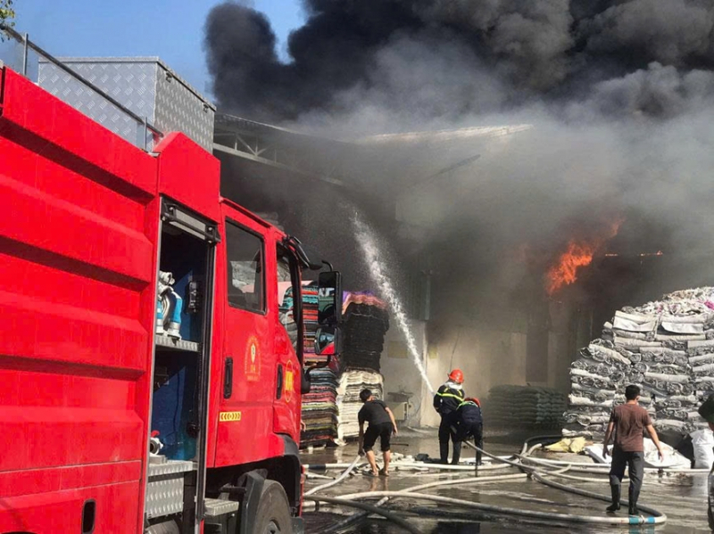 A polícia extinguiu rapidamente dois incêndios consecutivos em um depósito de sucata.