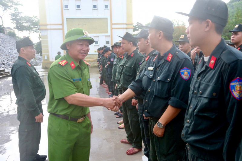 Những hoạt động nghĩa tình của CBCS Công an TP Hồ Chí Minh với đồng bào vùng bão lũ -9