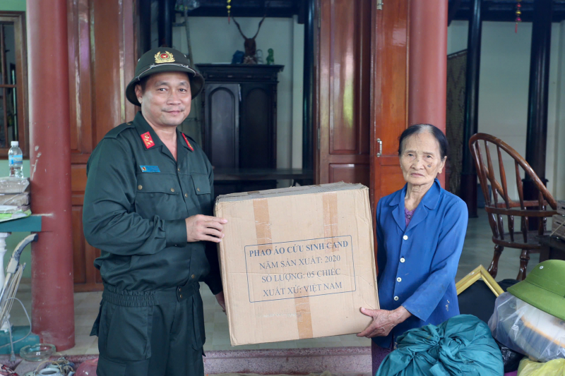 Những hoạt động nghĩa tình của CBCS Công an TP Hồ Chí Minh với đồng bào vùng bão lũ -2