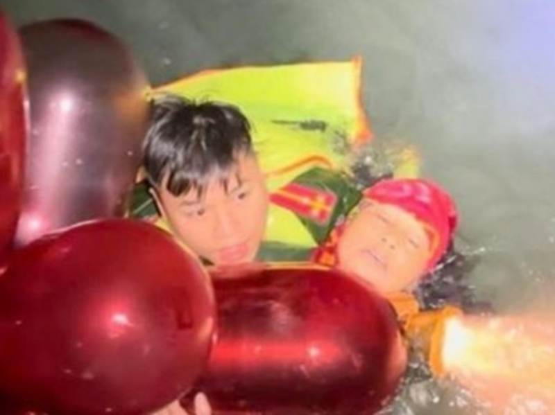 Police promptly rescued two fishermen stranded at sea at night -0