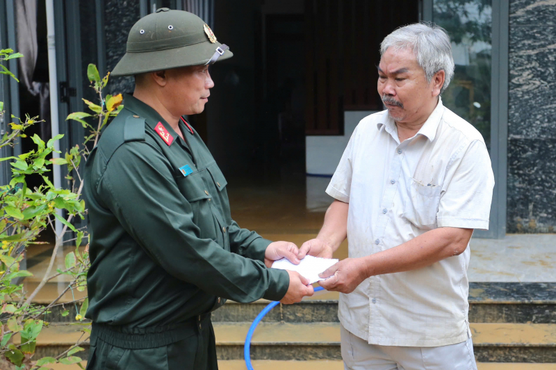 Những hoạt động nghĩa tình của CBCS Công an TP Hồ Chí Minh với đồng bào vùng bão lũ -8