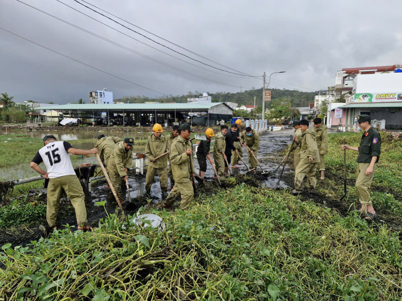 Sưởi ấm lòng dân sau cơn lũ dữ -0