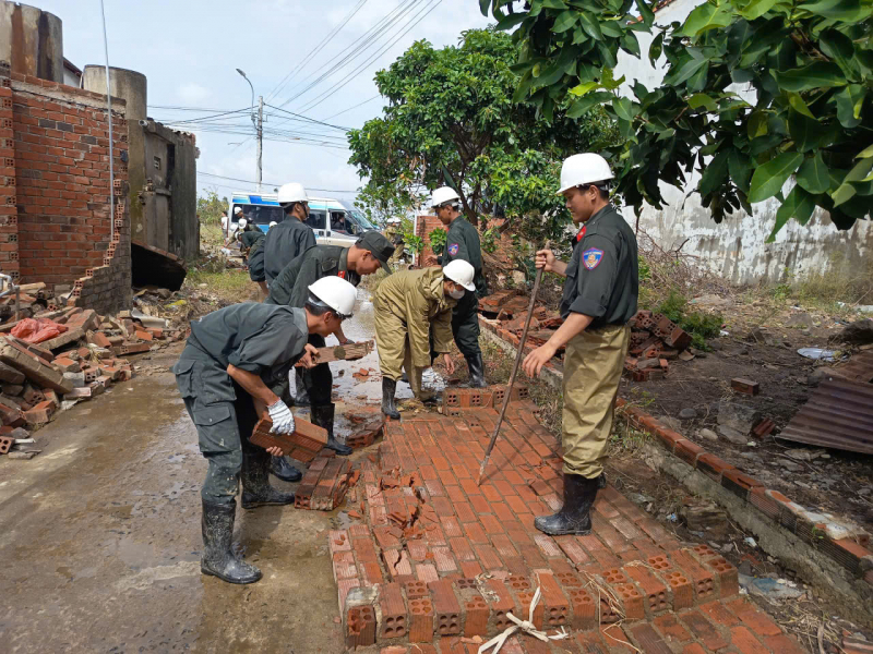 Sưởi ấm lòng dân sau cơn lũ dữ -0