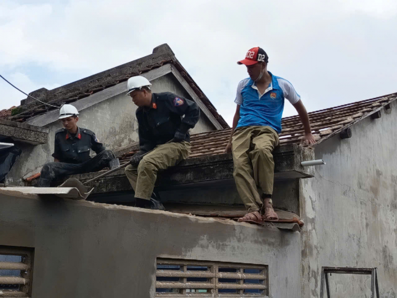 Sưởi ấm lòng dân sau cơn lũ dữ -0