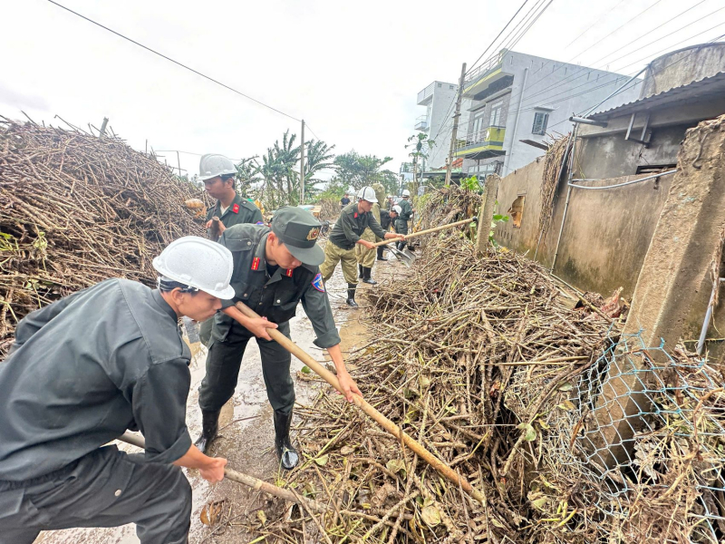 Sưởi ấm lòng dân sau cơn lũ dữ -0
