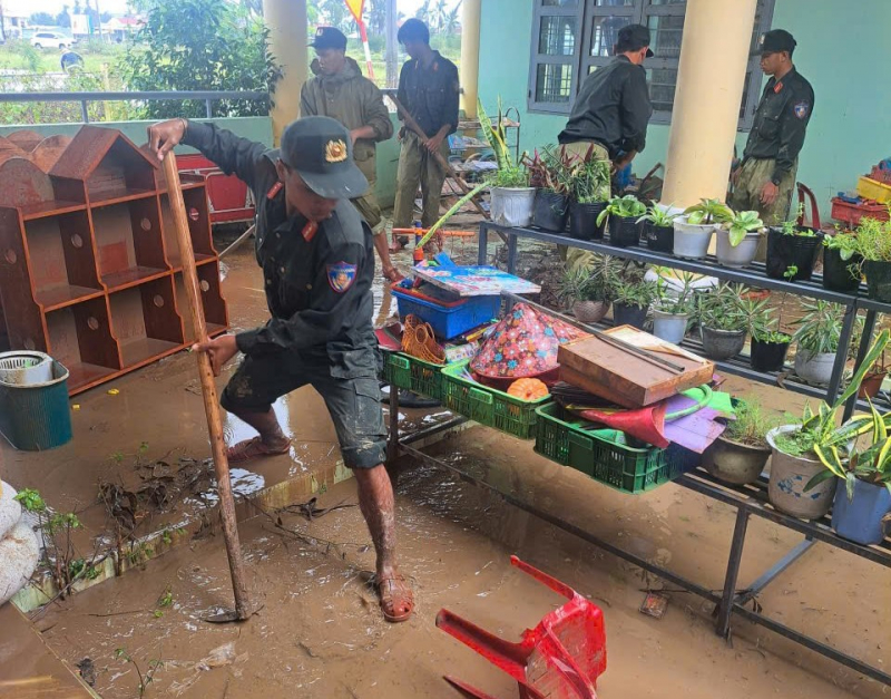 Sưởi ấm lòng dân sau cơn lũ dữ -0