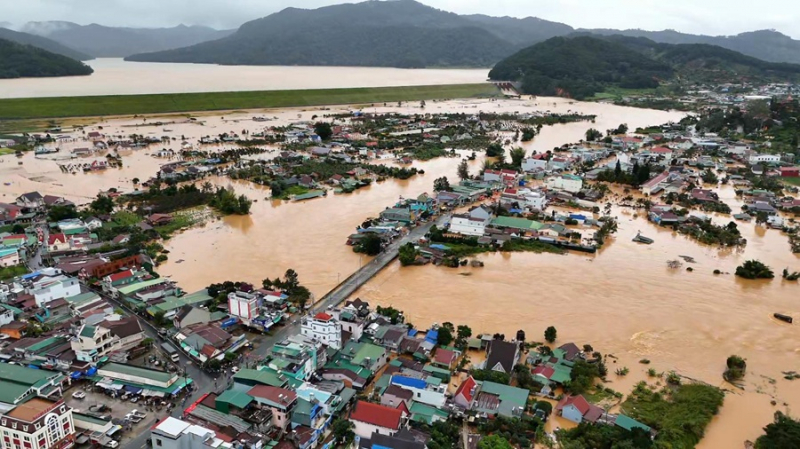 람동 수력발전소는 저수지 운영 절차를 엄격히 준수해야 합니다.