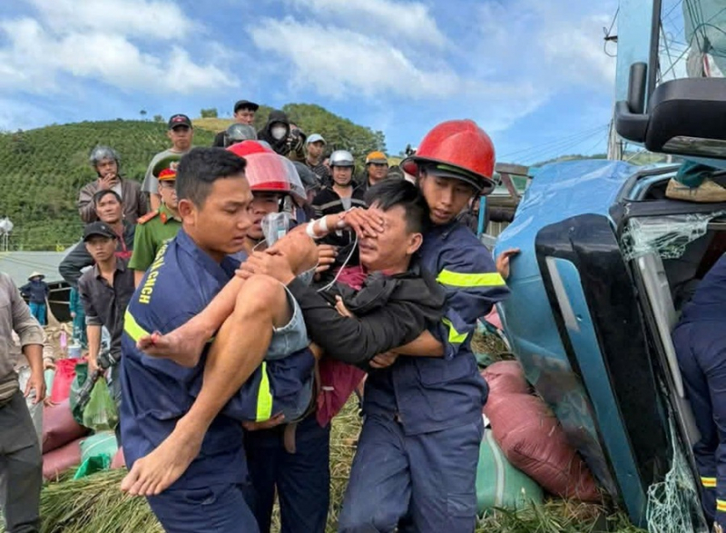 পাস -০-এ উল্টে যাওয়া ট্রাক কেবিনে গুরুতর অবস্থায় ২ জনকে সময়মতো উদ্ধার করা হয়েছে।