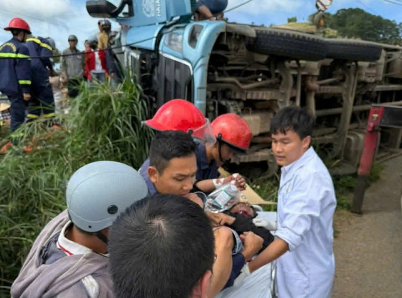 পাস -০-এ উল্টে যাওয়া ট্রাক কেবিনে গুরুতর অবস্থায় ২ জনকে সময়মতো উদ্ধার করা হয়েছে।