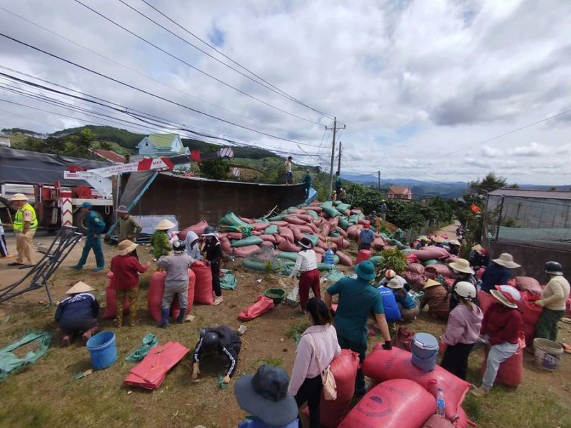 পাস -০-এ উল্টে যাওয়া ট্রাক কেবিনে গুরুতর অবস্থায় ২ জনকে সময়মতো উদ্ধার করা হয়েছে।