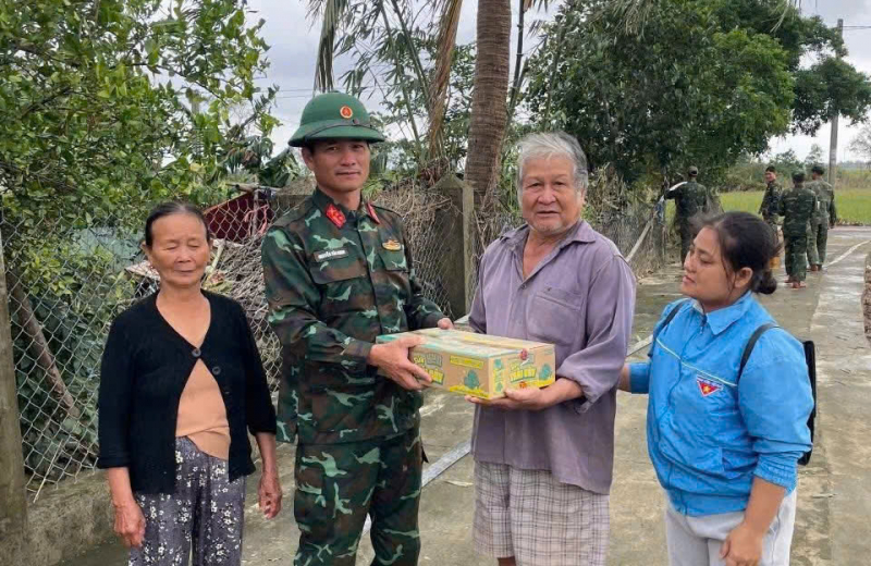 Hơn 30 tấn hàng sữa LOF KUN đã kịp thời đến với bà con 4 tỉnh vùng lũ -0