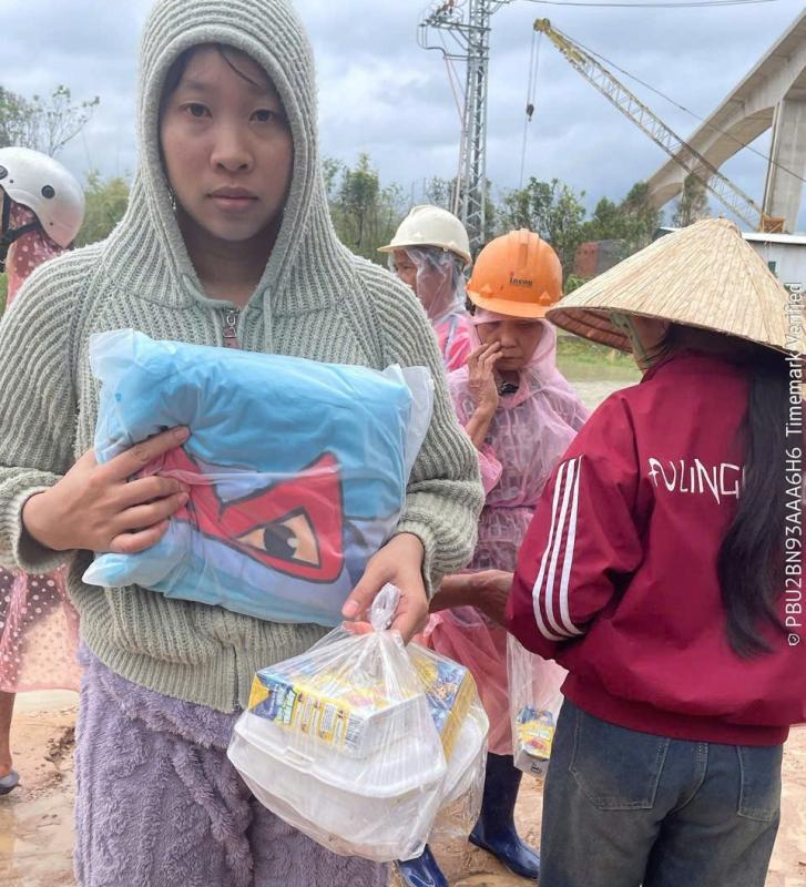 Hơn 30 tấn hàng sữa LOF KUN đã kịp thời đến với bà con 4 tỉnh vùng lũ -0