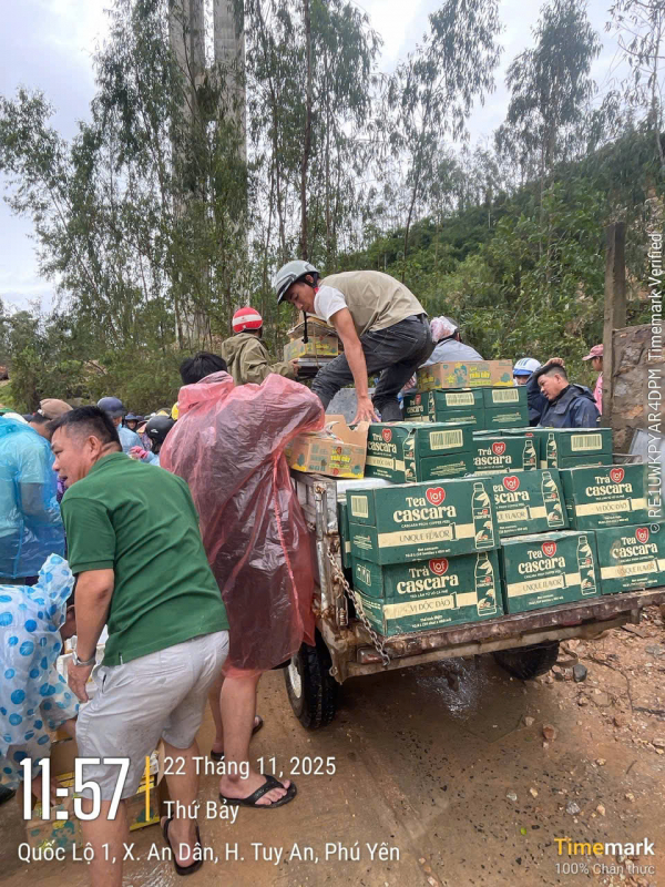 Hơn 30 tấn hàng sữa LOF KUN đã kịp thời đến với bà con 4 tỉnh vùng lũ -0