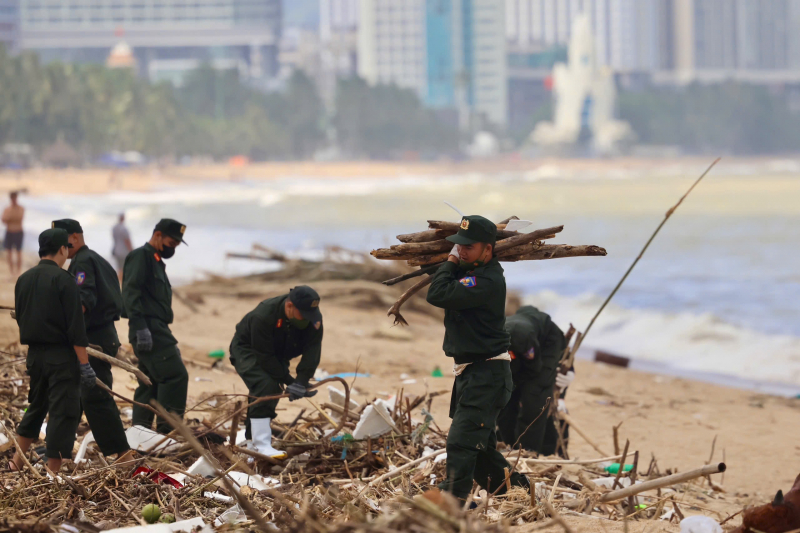 Những hoạt động nghĩa tình của CBCS Công an TP Hồ Chí Minh với đồng bào vùng bão lũ -3