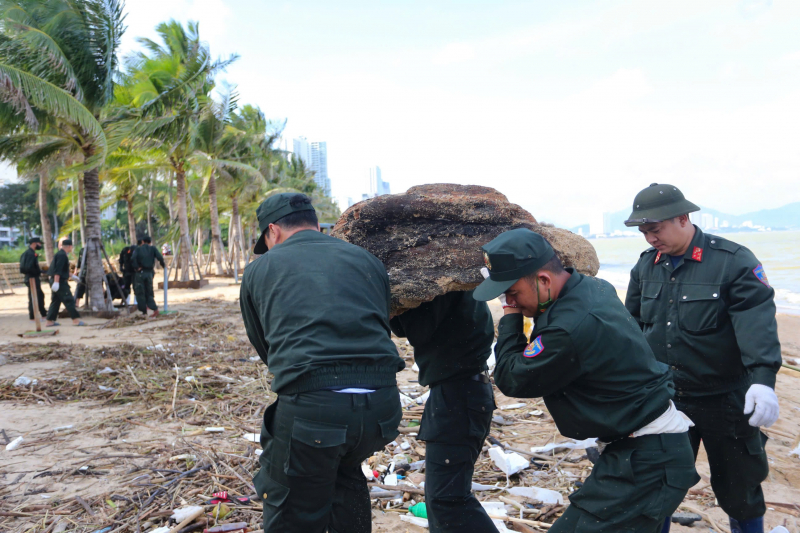 Những hoạt động nghĩa tình của CBCS Công an TP Hồ Chí Minh với đồng bào vùng bão lũ -4