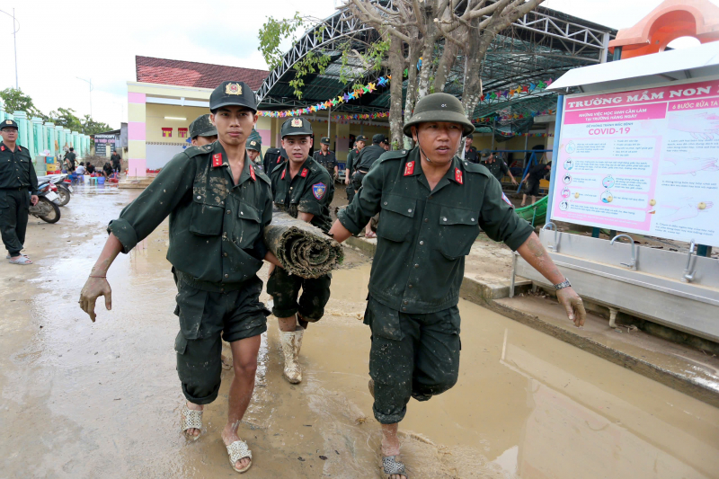 Những hoạt động nghĩa tình của CBCS Công an TP Hồ Chí Minh với đồng bào vùng bão lũ -7