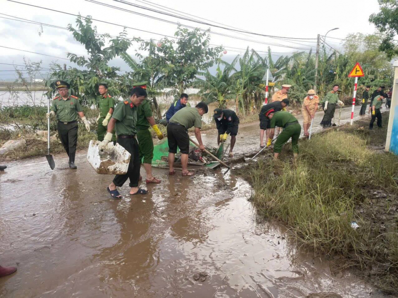 Công an Đồng Nai chuyển gần 200 tấn hàng hỗ trợ đồng bào tại tỉnh Đắk Lắk -0