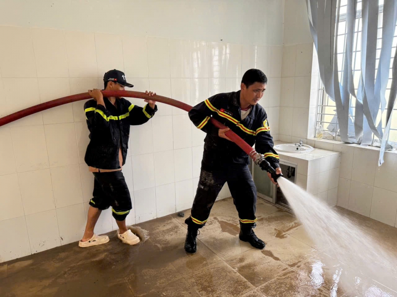 Công an Đồng Nai chuyển gần 200 tấn hàng hỗ trợ đồng bào tại tỉnh Đắk Lắk -9