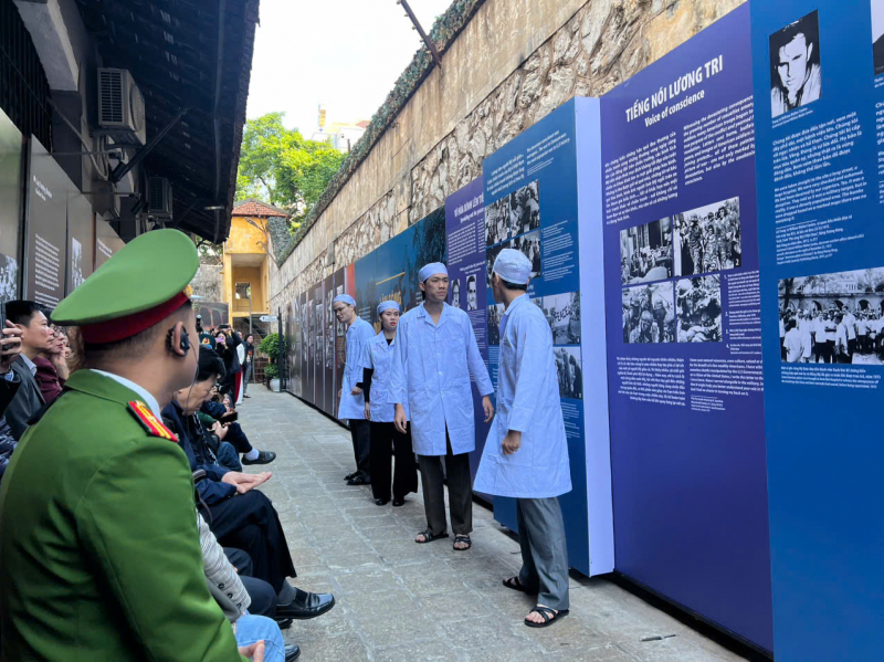 Ausstellung und Sonderaufführung zur Feier des 53. Jahrestages des Luftsieges von Dien Bien Phu -0
