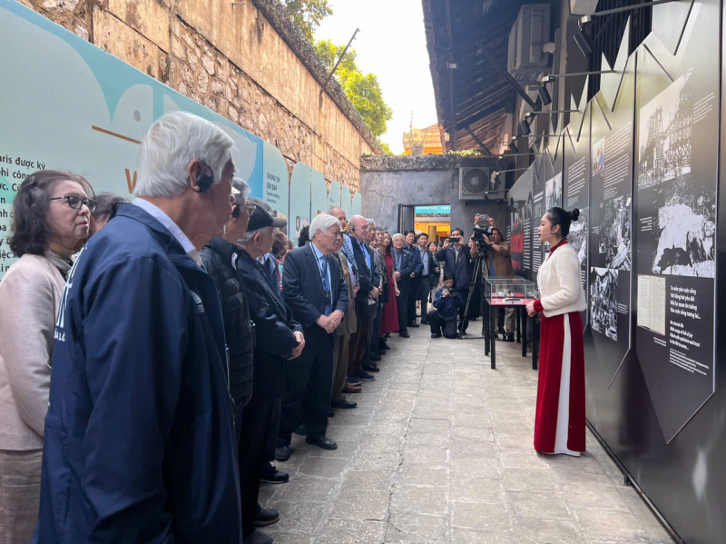 Ausstellung und Sonderaufführung zur Feier des 53. Jahrestages des Luftsieges von Dien Bien Phu -0