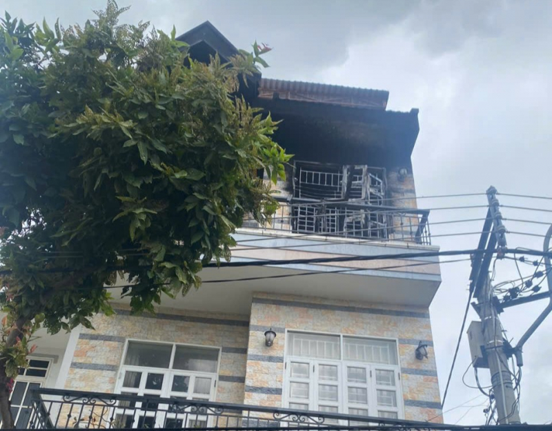 Pemadaman api tepat pada masanya di tingkat tiga sebuah rumah di wad Tay Nha Trang -0