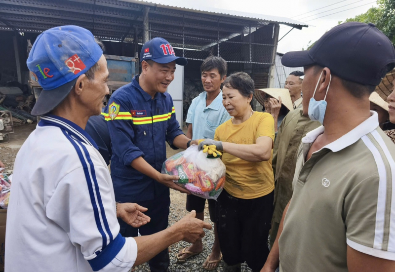 Vượt sình lầy đến từng nhà trao những phần quà ấm tình đồng bào -0