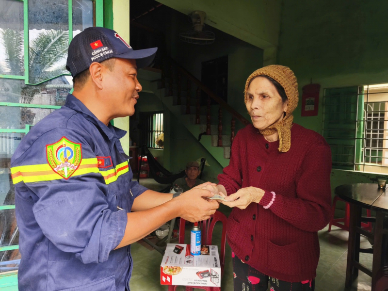 Vượt sình lầy đến từng nhà trao những phần quà ấm tình đồng bào -1