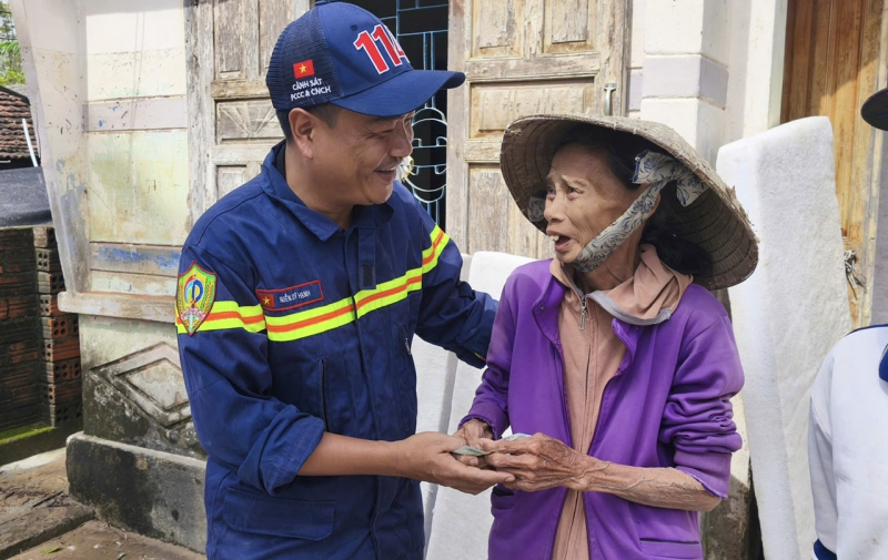 Vượt sình lầy đến từng nhà trao những phần quà ấm tình đồng bào -2