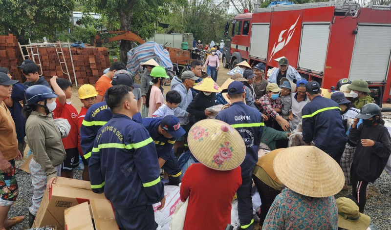 Vượt sình lầy đến từng nhà trao những phần quà ấm tình đồng bào -0