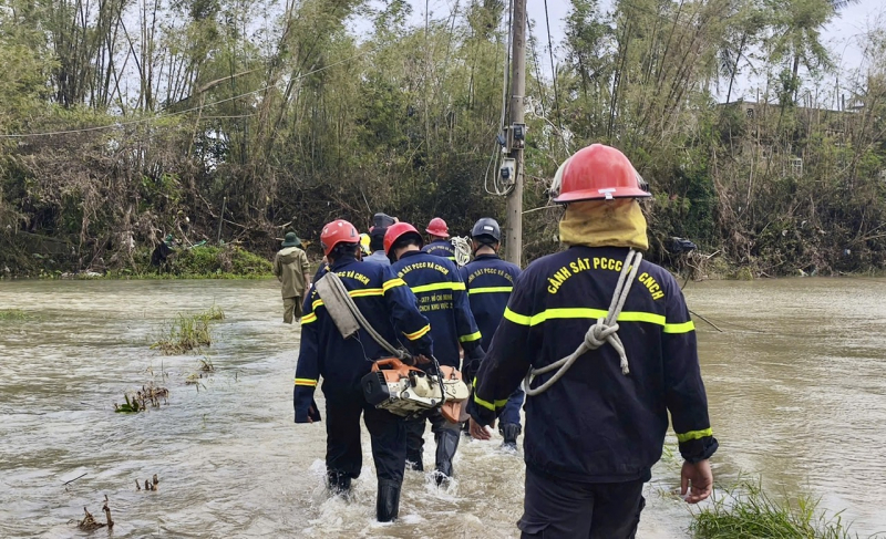 Vượt sình lầy đến từng nhà trao những phần quà ấm tình đồng bào -0