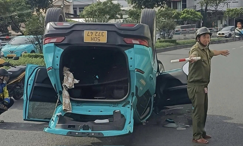 Technologietaxi raakte over de kop op het viaduct, wat voor verkeersopstoppingen zorgde -0