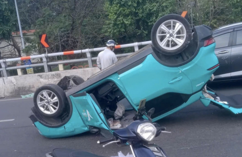 Technologietaxi raakte betrokken bij ongeluk en sloeg over de kop op het viaduct, waardoor er verkeersopstoppingen ontstonden -1