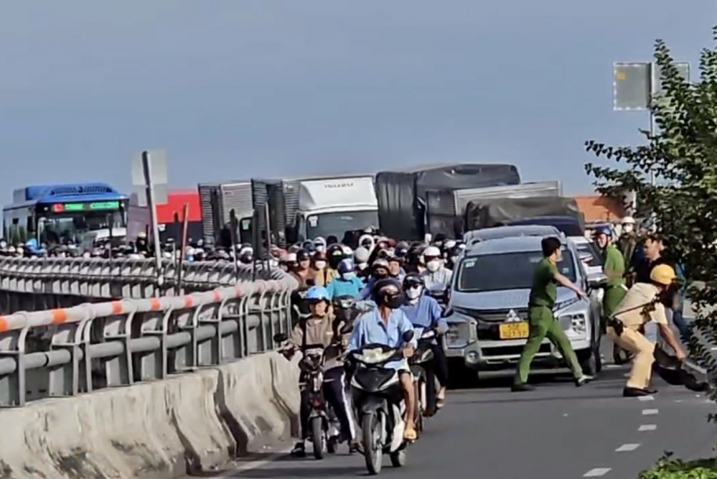 Technologietaxi raakte over de kop op het viaduct, wat voor verkeersopstoppingen zorgde -0