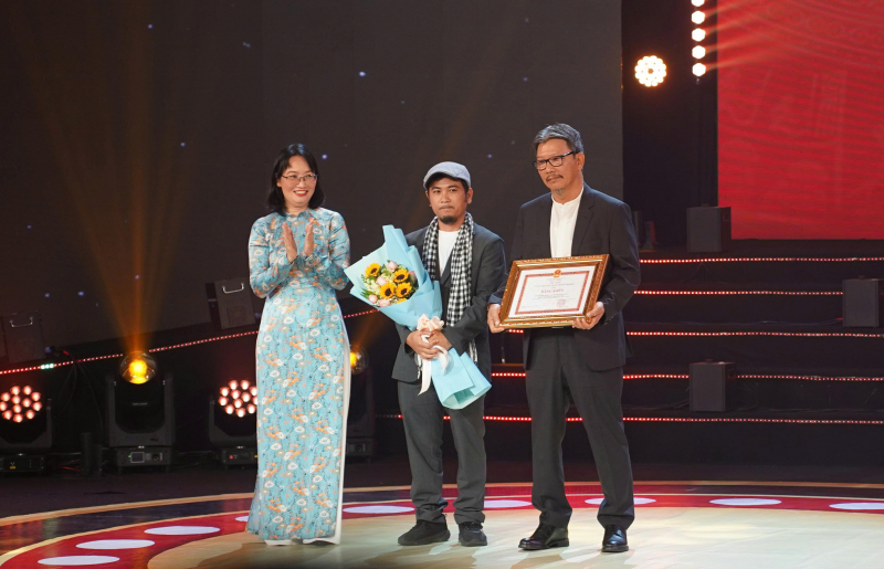 Bộ phim “Mưa đỏ” thắng giải Bông Sen Vàng và giải Bông Sen Bạc được trao cho ba bộ phim  -0