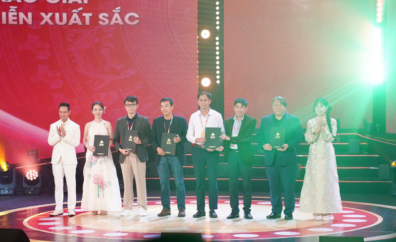 Bộ phim “Mưa đỏ” thắng giải Bông Sen Vàng và giải Bông Sen Bạc được trao cho ba bộ phim  -0