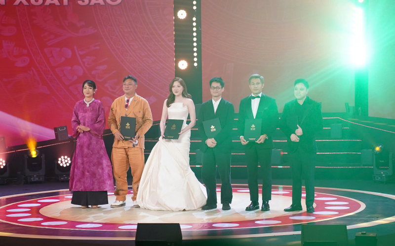 Bộ phim “Mưa đỏ” thắng giải Bông Sen Vàng và giải Bông Sen Bạc được trao cho ba bộ phim  -0