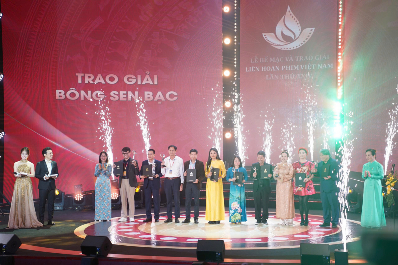 Bộ phim “Mưa đỏ” thắng giải Bông Sen Vàng và giải Bông Sen Bạc được trao cho ba bộ phim  -0