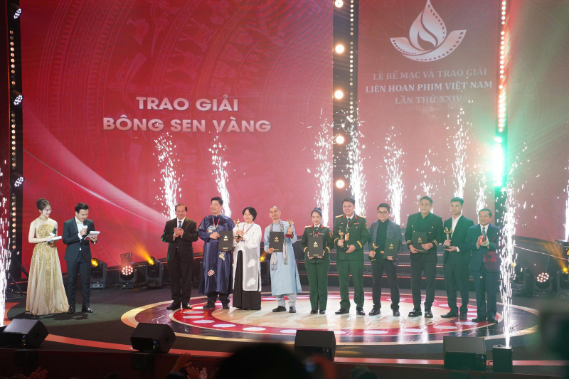 Bộ phim “Mưa đỏ” thắng giải Bông Sen Vàng và giải Bông Sen Bạc được trao cho ba bộ phim  -0