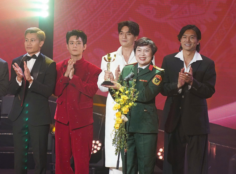 Bộ phim “Mưa đỏ” thắng giải Bông Sen Vàng và giải Bông Sen Bạc được trao cho ba bộ phim  -1