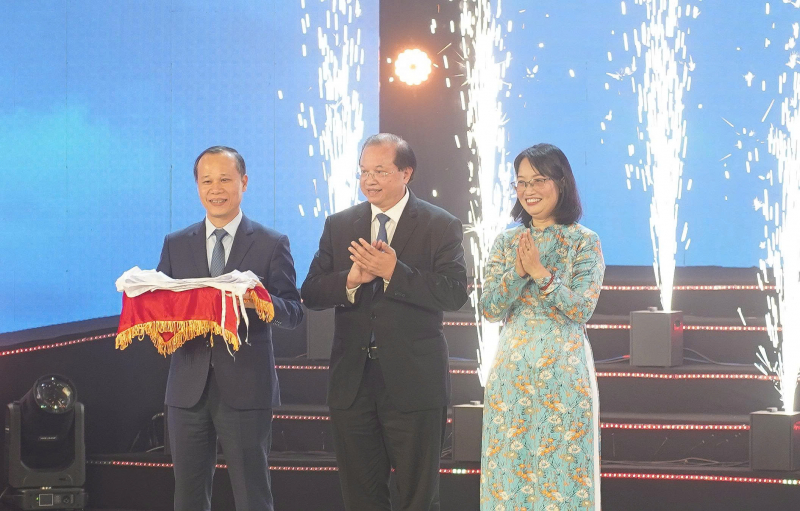 Bộ phim “Mưa đỏ” thắng giải Bông Sen Vàng và giải Bông Sen Bạc được trao cho ba bộ phim  -0