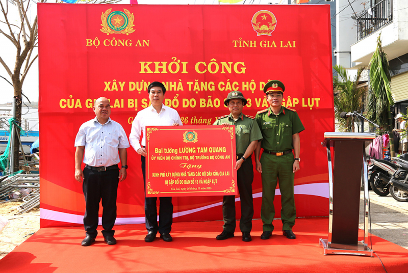 Bộ Công an hỗ trợ 50 tấn hàng và 1 tỷ đồng cho đồng bào Gia Lai -0