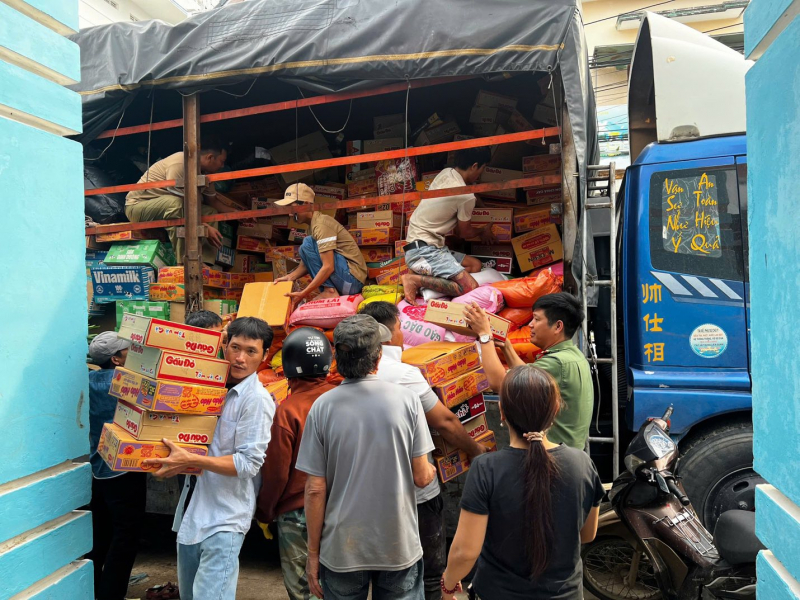 Lực lượng Công an lan tỏa sức mạnh đoàn kết hướng về đồng bào vũng lũ -0